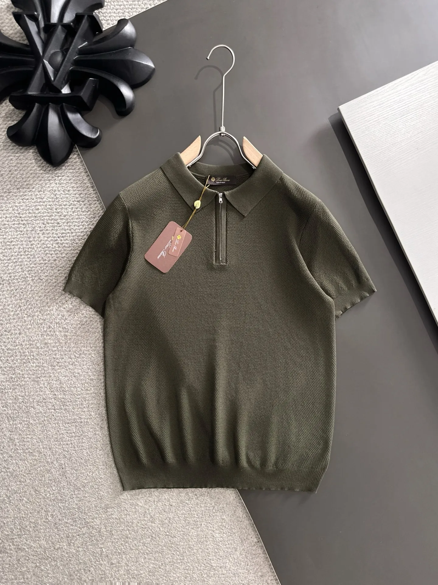 Next day shipment LP high quality Loro Piana 26ss New Arrival men's short-sleeved T-shirt Made of combed cotton yarn knitted cotton fabric, no pressure when entering and exiting the counter Exclusive control of raw materials It feels substantial when weighed, and the upper body is more textured than ordinary T-shirts. This texture can cope with the weather easily and is suitable for both hot and cold! Loose fit design, looks noble. The only correct version is available Size: M to XXXL